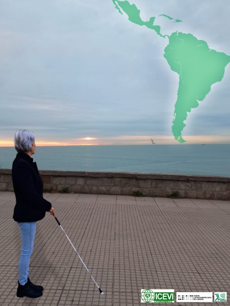 Una mujer con bastón guía camina sobre el malecón de una playa, al fondo se muestra el mar y en la parte superior derecha la silueta del mapa de América Latina. En la parte inferior aparecen los logotipos de Icevi, Ulac y Foal.