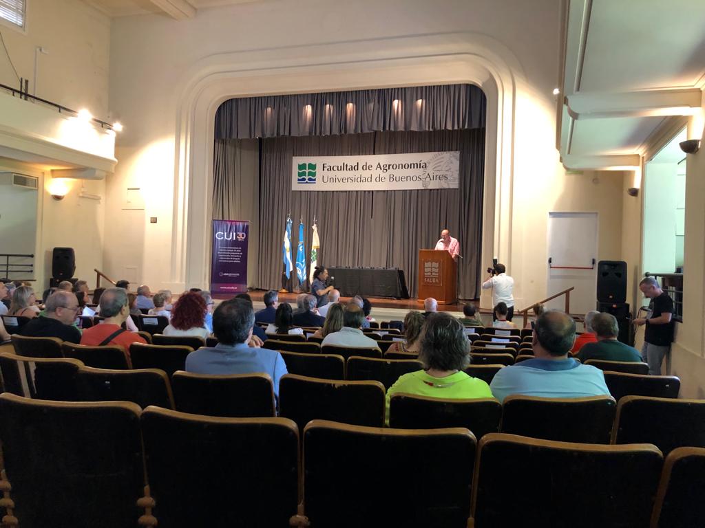 Personas en un auditorio escuchan la ponencia de Matías Ferreira