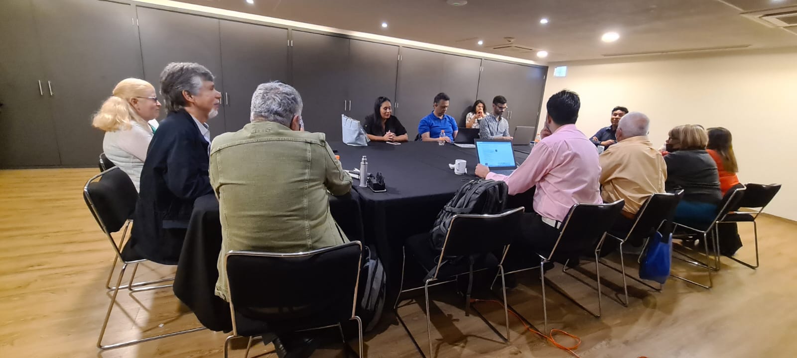 Integrantes de Ulac reunidos en una mesa de trabajo.