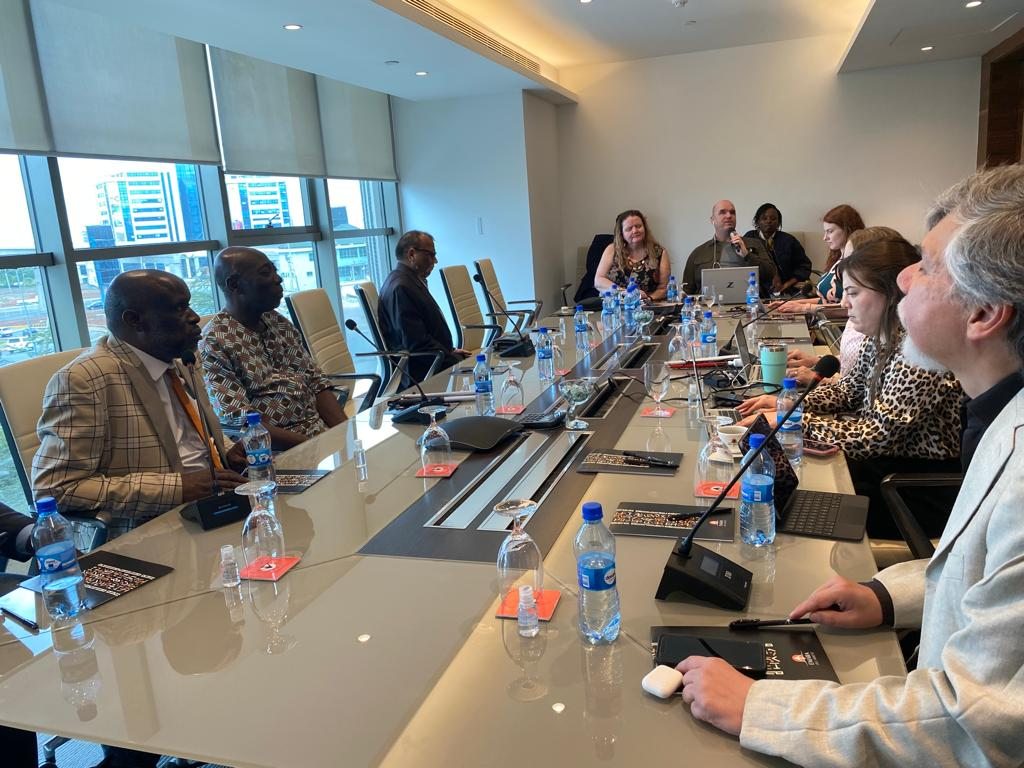 Integrantes de Ulac reunidos en una mesa de trabajo en Nairobi, Kenia.